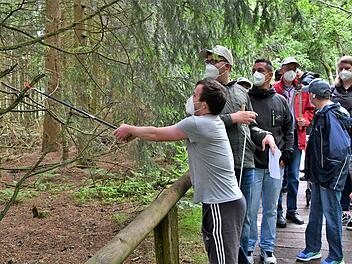 &Auml;ste, die zu weit auf den Pfad ragen, werden zurechtgeschnitten.  Foto: Rosina Weber