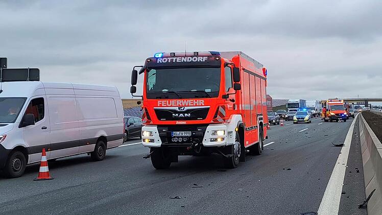 A3: Dritter Unfall seit Samstag - Bundeswehr leistet erst Hilfe - "Zwei Spuren gesperrt"