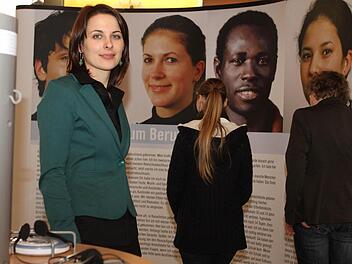 Julia Mari vom Jugendmigrationsdienst betreut die Ausstellung in den kommenden beiden Wochen.  Foto: Jan Koch