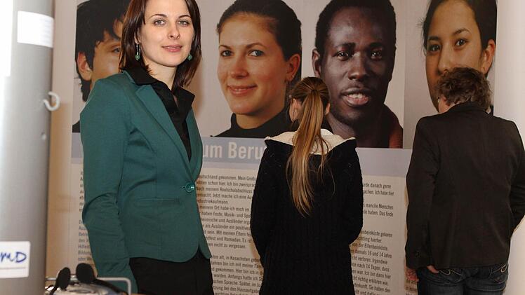 Julia Mari vom Jugendmigrationsdienst betreut die Ausstellung in den kommenden beiden Wochen.  Foto: Jan Koch