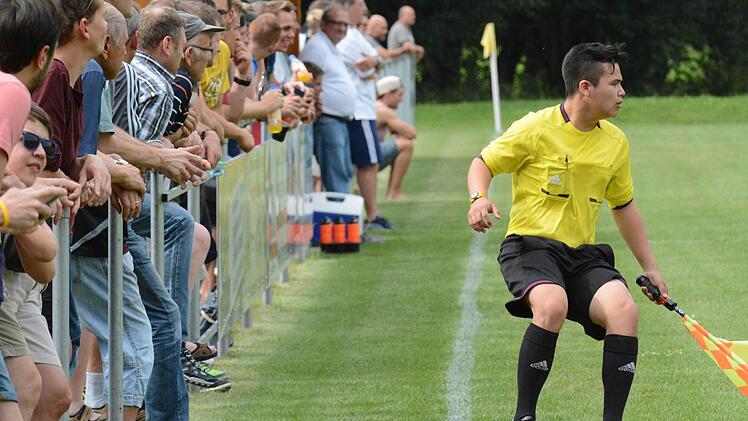 Vollen Einsatz zeigt dieser Schiedsrichter-Assistent beim Spiel des SV Riedenberg gegen den FC 06 Bad Kissingen. Foto: ssp