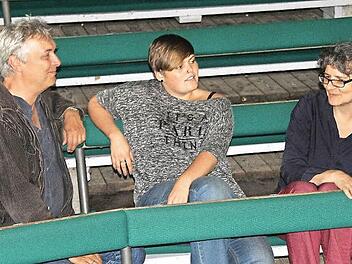 Zufrieden mit der abgelaufenen Theatersaison: Anne Maar (rechts), Chefin des Fränkischen Theaters Schloss Massbach. Neu in der Runde ist die Theaterpädagogin Karolin Wunderlich aus Berlin. Für Dramaturgie und Disposition ist Sebastian Worch zuständig.  Foto: Dieter Britz