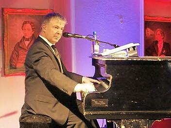 Sehr gefühlvoll, mit dem typischen Schmelz in der Stimme und großer Klasse am Flügel begeisterte Donovan Aston mit den größten Hits von Elton John das Publikum im Klenze-Saal in Eltmann.  Foto: Sabine Weinbeer