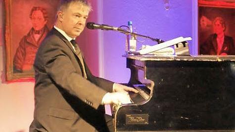 Sehr gefühlvoll, mit dem typischen Schmelz in der Stimme und großer Klasse am Flügel begeisterte Donovan Aston mit den größten Hits von Elton John das Publikum im Klenze-Saal in Eltmann.  Foto: Sabine Weinbeer