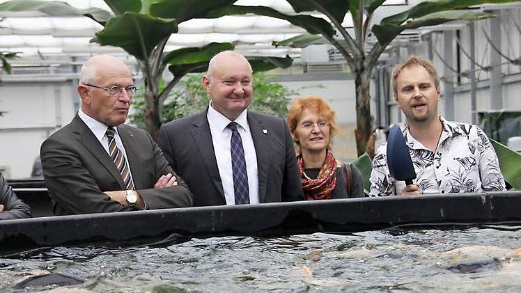 Bevor sich Bezirkstagspräsident Günther Denzler (links) von dem Inklusions-Konzept des Tropenahauses in Kleintettau überzeugt, gibt Geschäftsleiter Ralf Schmitt (rechts) eine Führung durch das Tropenhaus.  Fotos: Anja Greiner