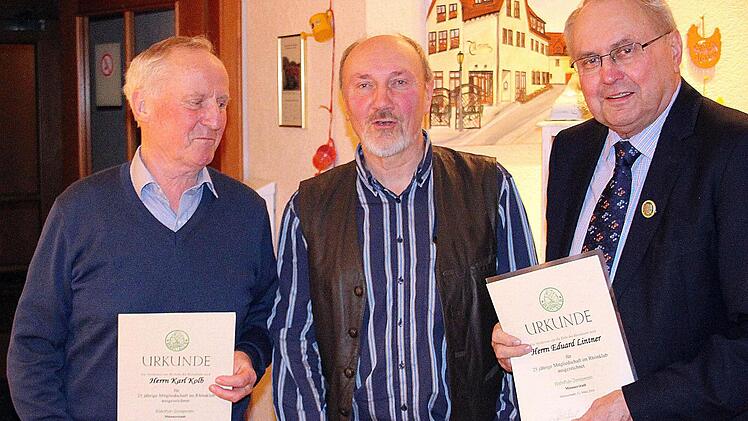 25 Jahre gehören Karl Kolb (links) und Eduard Lintner (rechts) dem Rhönklub an. In der Hauptversammlung wurden sie vom Vorsitzenden Egbert Haut (Mitte) ausgezeichnet. Foto: Dieter Britz