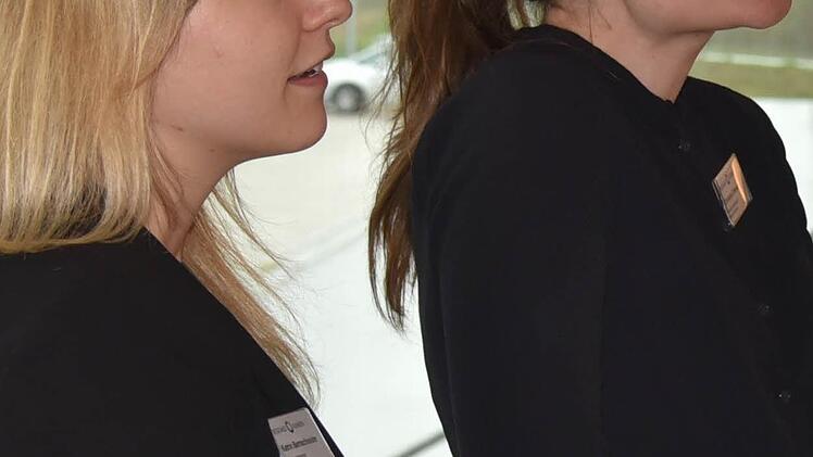 Katrin Bernschneider und Christina Dressel von den "regioMed Kliniken" möchten das Image des Altenpflegers verbessern. Foto: Gabi Arnold