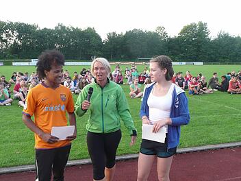 Galab Tesfalem (bester Sportler), Jessica Gabold, Sportbeauftragte, und Jana Groten (beste Sportlerin). Foto: Michael Kübert