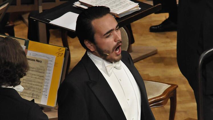 Rodrigo Porras Garulo ist ein hervorragender Tenor. Das Lied "Dein ist mein ganzes Herz" aus "Land des Lächelns" könnte ihm auf dem Leib geschneidert sein. Foto: Peter Klopf