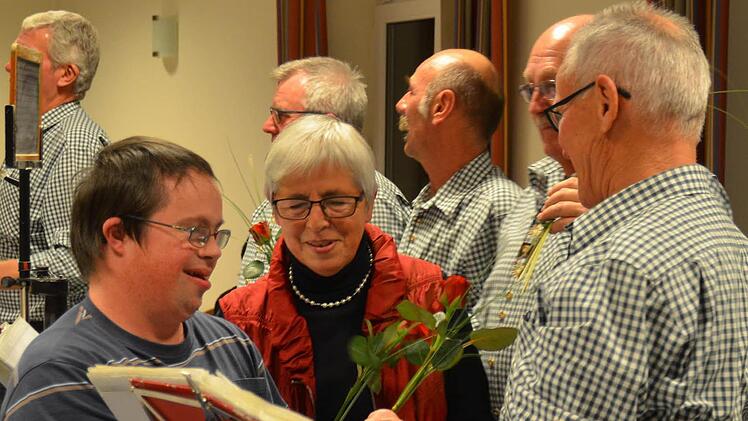 Zum Dank für die zahlreichen Benefizkonzerte und die herzliche Freundschaft überreichten Florian und Rosemarie Schmitt an jeden Musiker rote Rosen. Hier bekommt Josef Seller eine geschenkt. Foto: Kathrin Kupka-Hahn