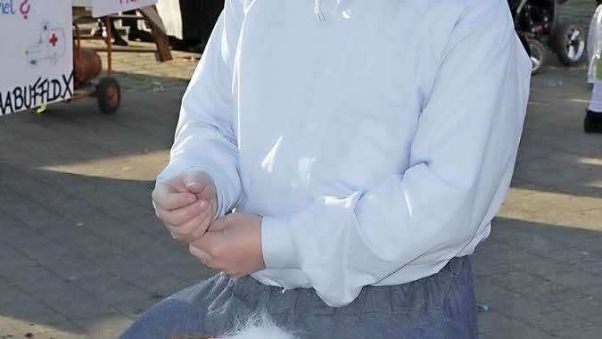 Der Cowboy hat sein Pferd dabei.