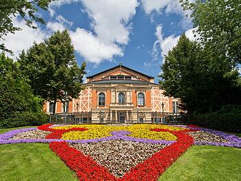 Der Blick aufs Festspielhaus auf dem Grünen Hügel der Stadt.Foto: Daniel Karmann dpa/lby