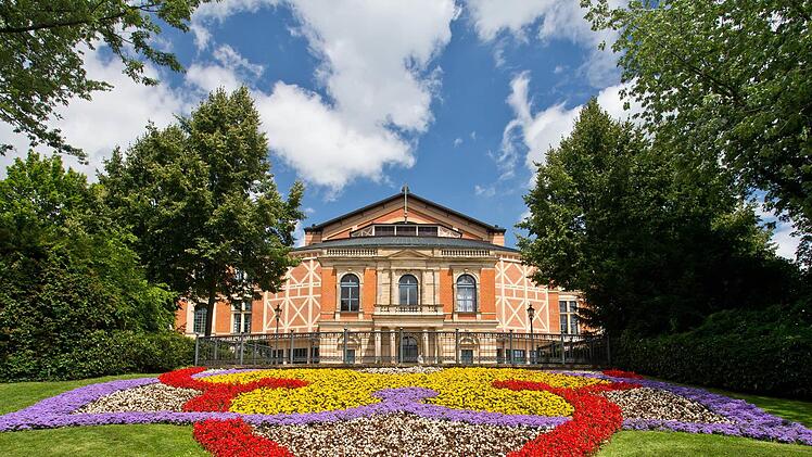Der Blick aufs Festspielhaus auf dem Grünen Hügel der Stadt.Foto: Daniel Karmann dpa/lby