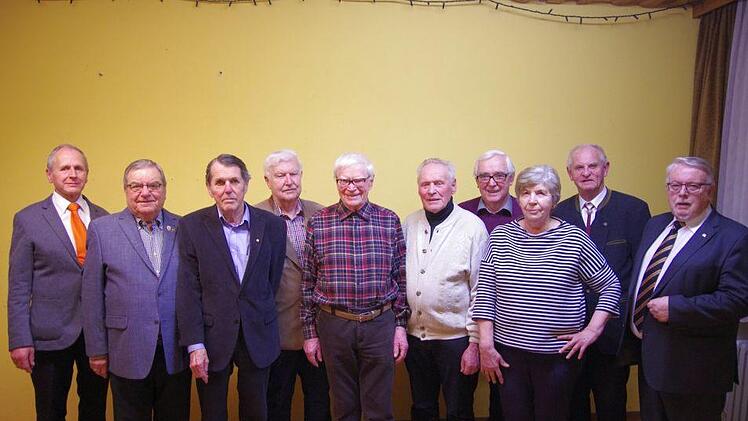 Ehrungen standen bei der Kolpingsfamilie Garitz an (von links):  Elmar Will (2. Vorsitzender des Diözesanverbandes Würzburg), Walter Horn, Edwin Zoll, Walter Hartmann, Horst Hippler, Herbert Reichert, Robert Emmerth, Ingrid Emmerth, Werner Keß und Vorsitzender Heiner Fuchs. Foto: Klaus Werner