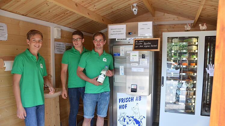 Max, Simon und Florian Taubmann (von links) präsentieren ihre Automatenhütte, in der es Milch und so einiges mehr zu kaufen gibt.