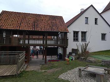 Baulich umsetzbar w&auml;re ein Anbau an das bestehende Geb&auml;ude (rechts), wozu die Holzkonstruktion (links) jedoch  abgerissen und ebenfalls neu aufgebaut werden m&uuml;sste. Die Kosten w&uuml;rden erheblich steigen. Christian Licha