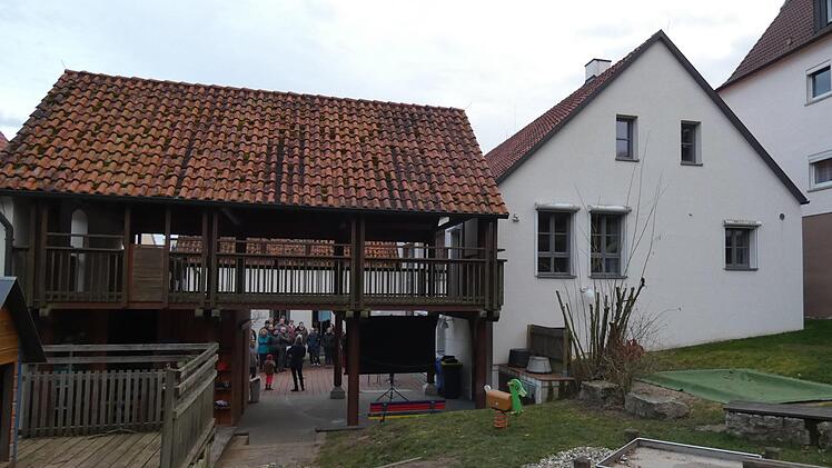 Baulich umsetzbar w&auml;re ein Anbau an das bestehende Geb&auml;ude (rechts), wozu die Holzkonstruktion (links) jedoch  abgerissen und ebenfalls neu aufgebaut werden m&uuml;sste. Die Kosten w&uuml;rden erheblich steigen. Christian Licha