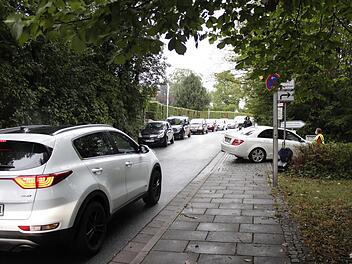 Eins nach dem anderen: Bereits zu Beginn der Betriebszeit stauten sich die Autos rund ums Klinikum. Fotos: Marieke Fiala