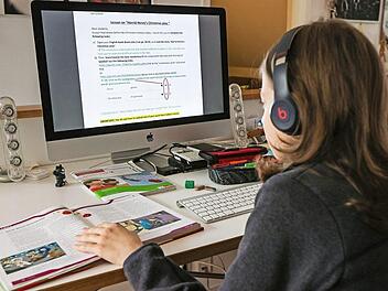 Der zwölfjährige Gymnasiast Julius löst zuhause am Computer seine Schulaufgaben.  Foto: Ulrich Perrey/dpa