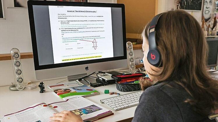 Der zwölfjährige Gymnasiast Julius löst zuhause am Computer seine Schulaufgaben.  Foto: Ulrich Perrey/dpa