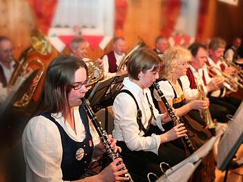 Die Gleißenberger Volksmusikanten spielten auf und erfreuten das Publikum. Fotos: Evi Seeger