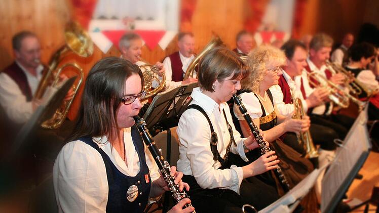 Die Gleißenberger Volksmusikanten spielten auf und erfreuten das Publikum. Fotos: Evi Seeger