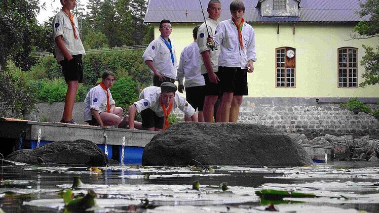 Linus angelt das Abendessen.