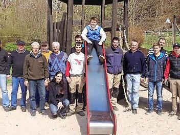 "Zamm' geht's": Mitglieder der Feuerwehr und des Frankenwaldvereins brachten den Spielplatz im Pressecker Ortsteil Wartenfels auf Vordermann. Foto: Klaus-Peter Wulf