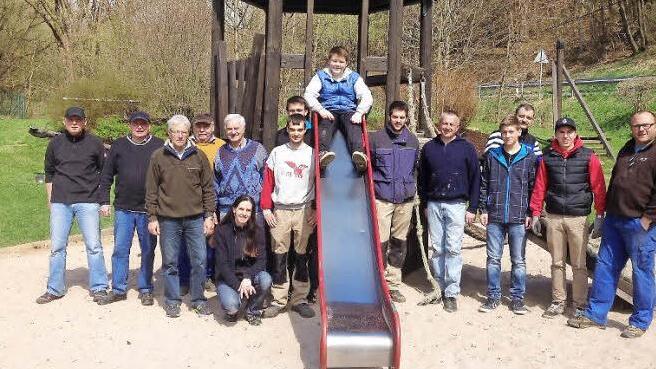 "Zamm' geht's": Mitglieder der Feuerwehr und des Frankenwaldvereins brachten den Spielplatz im Pressecker Ortsteil Wartenfels auf Vordermann. Foto: Klaus-Peter Wulf