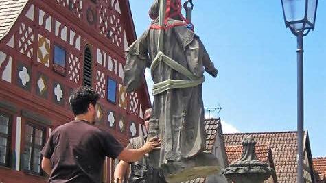 Clemens Muth und Sohn Luzian (links) setzen den Abraham auf den Sockel. Foto: Andreas Welz