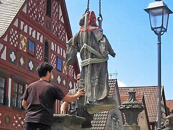 Clemens Muth und Sohn Luzian (links) setzen den Abraham auf den Sockel. Foto: Andreas Welz