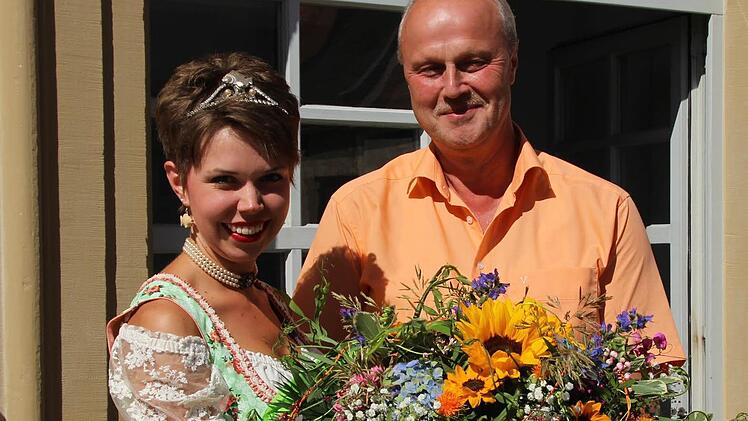 Bürgermeister Gerald Brehm bedankte sich mit einem prächtigen Blumenstrauß bei Karpfenkönigin Katrin I. Foto: Andreas Dorsch