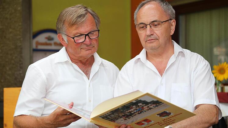 Pinzbergs Bürgermeister Reinhard Seeber und sein Kollege Jozsef Magyar blättern in einem Bildband über die deutsch-ungarische Freundschaft. Foto: Franz Galster