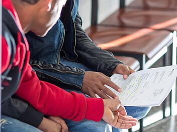 Die bürokratischen Herausforderungen in Deutschland, die sich nicht nur auf den Asylantrag, sondern auch auf die berufliche Integration beziehen, bereiten den Flüchtlingen große Probleme. Deshalb sind Hilfestellungen notwendig.  Foto: Symbolbild Michael Reichel/dpa