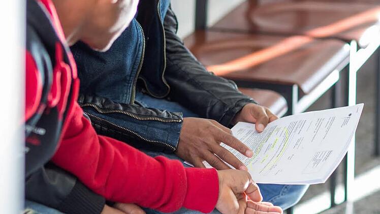 Die bürokratischen Herausforderungen in Deutschland, die sich nicht nur auf den Asylantrag, sondern auch auf die berufliche Integration beziehen, bereiten den Flüchtlingen große Probleme. Deshalb sind Hilfestellungen notwendig.  Foto: Symbolbild Michael Reichel/dpa