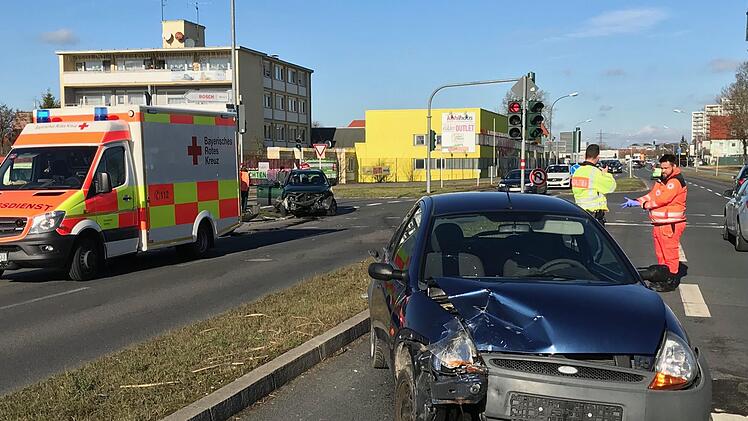 Bei einem Unfall am Berliner Ring in Bamberg kam am Dienstag das Fahrzeug des Verursachers   erst auf die Gegenfahrbahn  zum Stehen. Foto: Christian Holhut