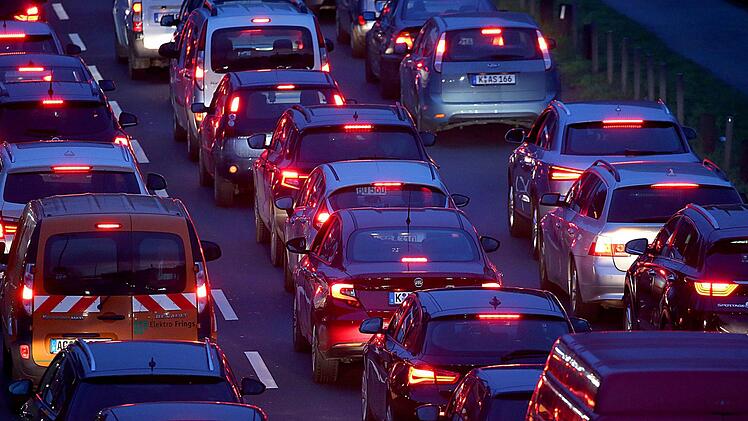 Bis ins Jahr 2020 wird vor allem die A73 am Autobahnkreuz N&uuml;rnberg-S&uuml;d vor allem im Berufsverkehr voller Staus sein. Symbolfoto: Oliver Berg/dpa