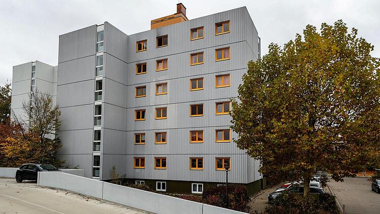 Ein Gebäude des Wohnheims  in der Pestalozzistraße  soll im kommenden Jahr einem größeren Bau weichen. Das  Studentenwerk versucht gemeinsam mit der Stadt Bamberg eine Zwischenlösung für die in der Bauzeit wegfallenden Wohnheimplätze zu finden. Foto: Matthias Hoch