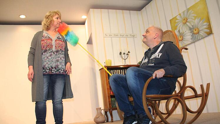 Michael Schmidt spielt einen Buchhalter mit  Reinlichkeitsfimmel, der seiner Schwester, gespielt von Carmen Scharner,  auf die Nerven geht. Foto: Stephan Stöckel
