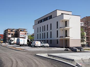 Das erste Wohngebäude ist samt Zufahrt und Parkplatz fertig, es fehlen nur die Balkongeländer. Am zweiten wird noch gebaut. Foto: Arkadius Guzy