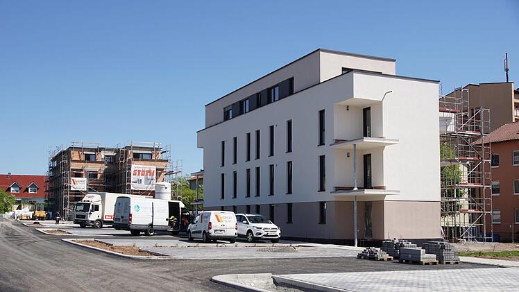 Das erste Wohngebäude ist samt Zufahrt und Parkplatz fertig, es fehlen nur die Balkongeländer. Am zweiten wird noch gebaut. Foto: Arkadius Guzy