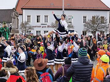 Die Gardemädchen vom Faschingsclub Narretei ziehen alle Blicke auf sich.  Fotos: Johannes Michel