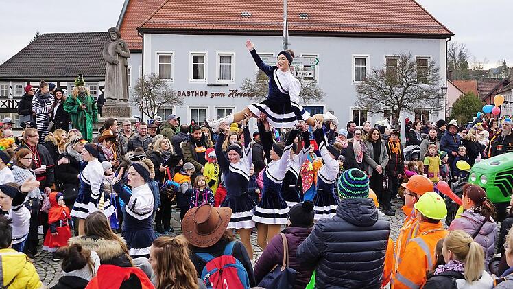Die Gardemädchen vom Faschingsclub Narretei ziehen alle Blicke auf sich.  Fotos: Johannes Michel