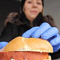 Leberkäs-Streit: Weil ihm die Leberkäse-Semmeln zu teuer waren, ist ein Mann in einem Walsdorfer Supermarkt  ausfällig geworden. Anschließend verstieß er noch gegen die Corona-Maßnahmen.