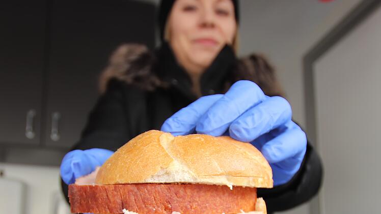 Leberkäs-Streit: Weil ihm die Leberkäse-Semmeln zu teuer waren, ist ein Mann in einem Walsdorfer Supermarkt  ausfällig geworden. Anschließend verstieß er noch gegen die Corona-Maßnahmen.