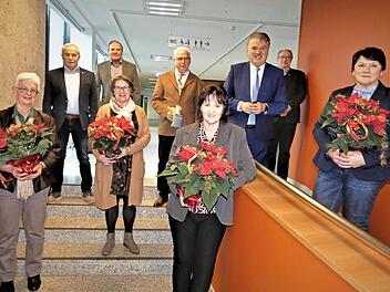 Mehrere Leistungsträger sind am Landratsamt Kulmbach in den Ruhestand verabschiedet worden; im Bild (vorne, von links) Heidemarie Scherer, Rita Kunzelmann, Marion Benker und Isabella Burger sowie (dahinter, von links) Arno Ellner, Personalratsvorsitzender Udo Kastner, Werner Schoberth, Landrat Klaus Peter Söllner und Geschäftsleiter Rüdiger Köhler