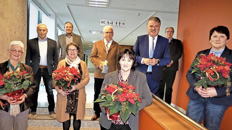 Mehrere Leistungsträger sind am Landratsamt Kulmbach in den Ruhestand verabschiedet worden; im Bild (vorne, von links) Heidemarie Scherer, Rita Kunzelmann, Marion Benker und Isabella Burger sowie (dahinter, von links) Arno Ellner, Personalratsvorsitzender Udo Kastner, Werner Schoberth, Landrat Klaus Peter Söllner und Geschäftsleiter Rüdiger Köhler