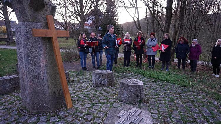 Kreuzweg: Der Platz der Erinnerung an die abgesiedelten Orte im Truppenübungsplatz war eine wichtige Station des "All In". Foto: Marion Eckert