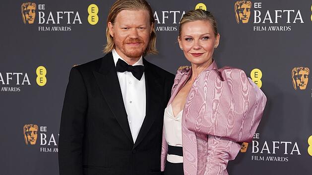 Kirsten Dunst an der Seite von Jesse Plemons bei den BAFTA-Awards - hier noch mit intaktem Outfit.