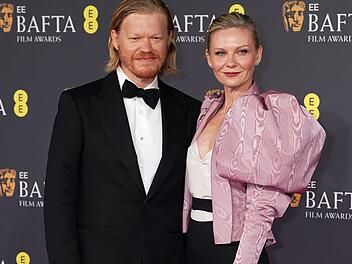 Kirsten Dunst an der Seite von Jesse Plemons bei den BAFTA-Awards - hier noch mit intaktem Outfit.